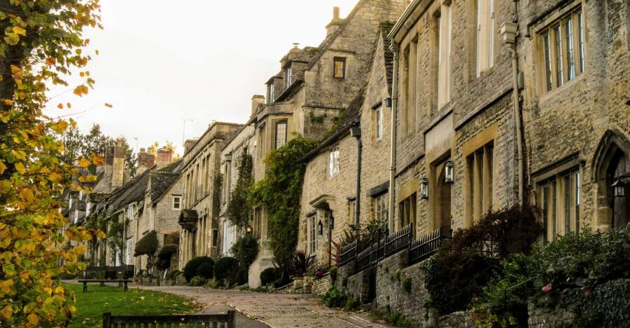 From Stratford-on-Avon/Moreton-in-Marsh: Secret Cotswolds - Burford in an Hour: Market-Town Walking With Maps and Recommendations