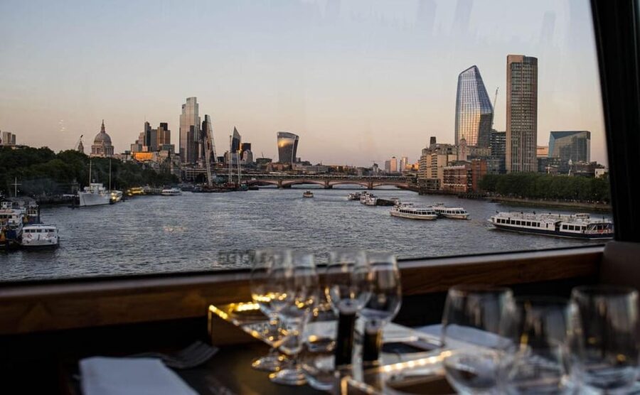 Gastronomic 6-course fine-dining dinner on Luxury London Bus - The 3-hour London route, from St Paul’s to the London Eye