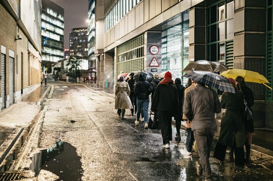 German Language : Original Jack the Ripper Tour - Petticoat Lane energy and the East End sights you can actually feel