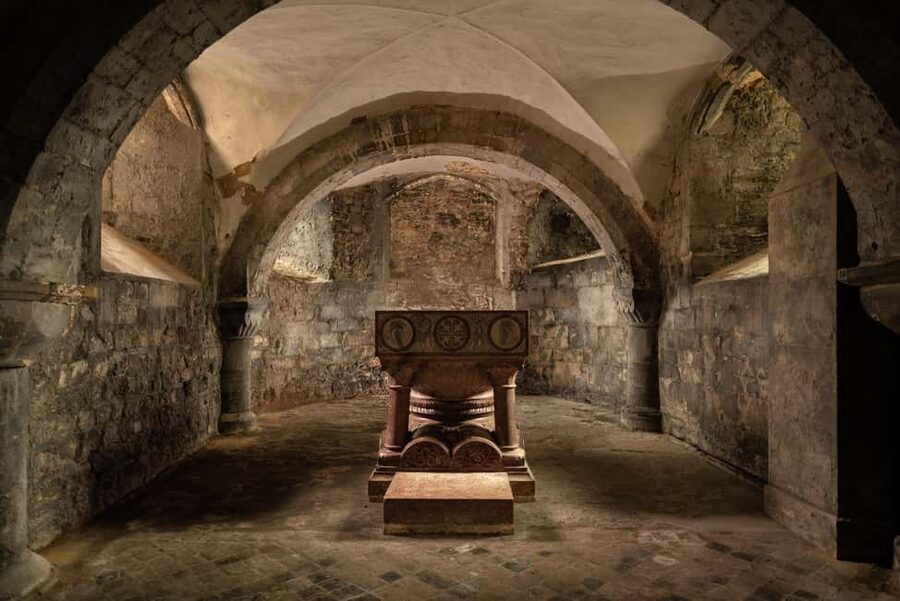 Gloucester Cathedral: Crypt Tour - 11th-Century Norman Engineering: How the Crypt Supports the Cathedral Above
