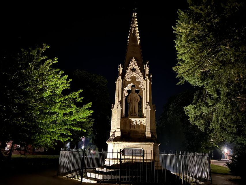 Gloucester: Ghost-Themed Guided Walking Tour - Starting at Folk of Gloucester, finding the steampunk top hat