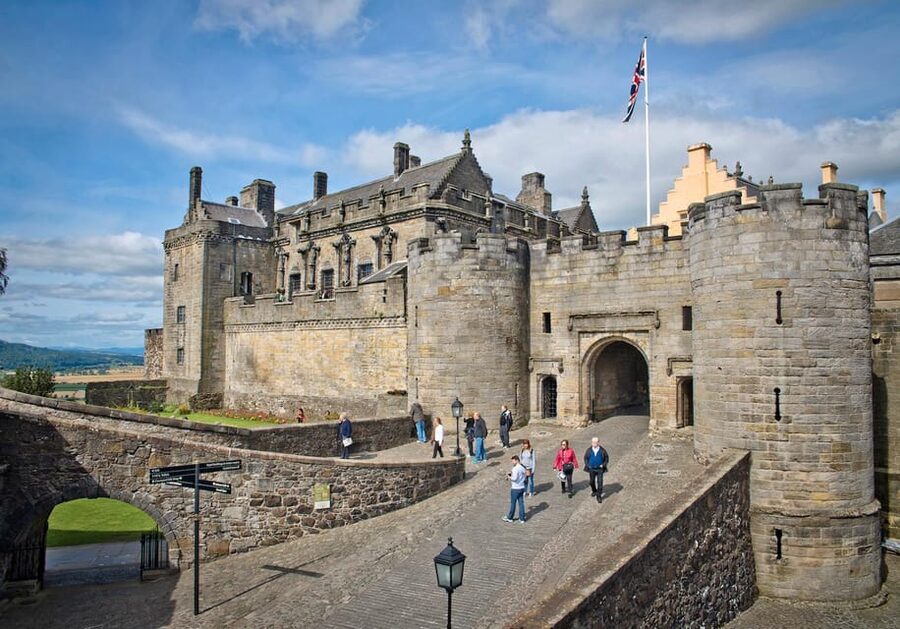 Greenock Cruise Terminal; Stirling Castle and District Tour - Drive into Stirling: why the approach matters