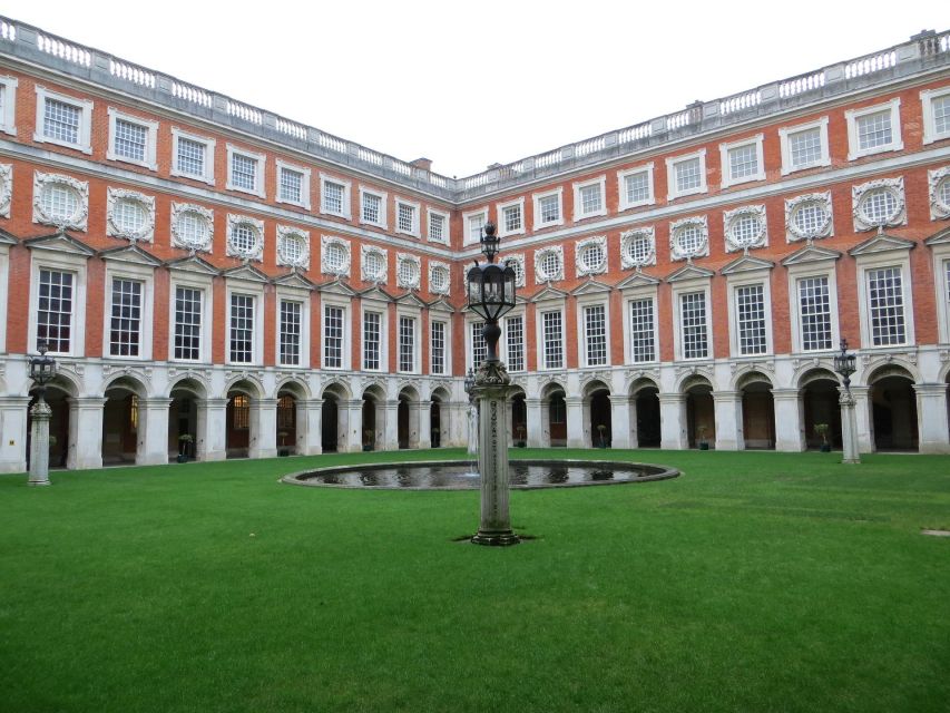 Hampton Court Palace Private tour With Fast Track Entry - Royal state rooms that show off the palace mindset