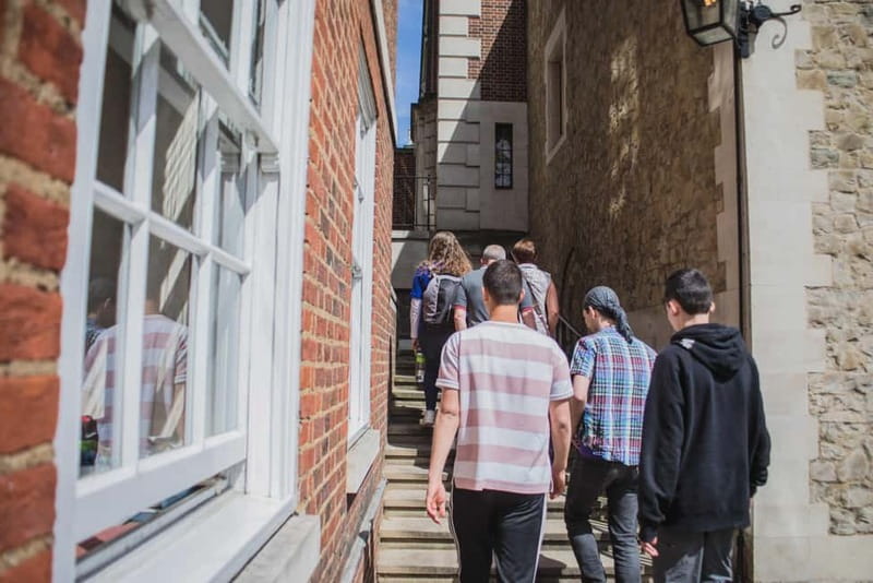 Hidden London Walking Tour - Guides and pacing: How you can tell a good 90-minute tour