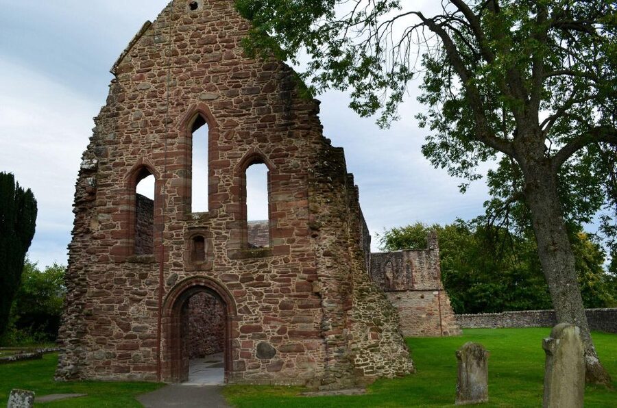 Inverness: Loch Ness Cruise, Castle, and Outlander Tour - Clava Cairns Standing Stones: Trying the Stones Walk Moment