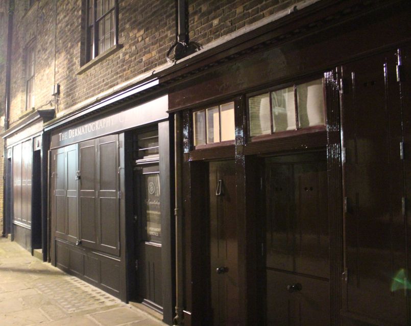 Jack The Ripper Tour in London's East End - Documentary evidence in the hands of the guide