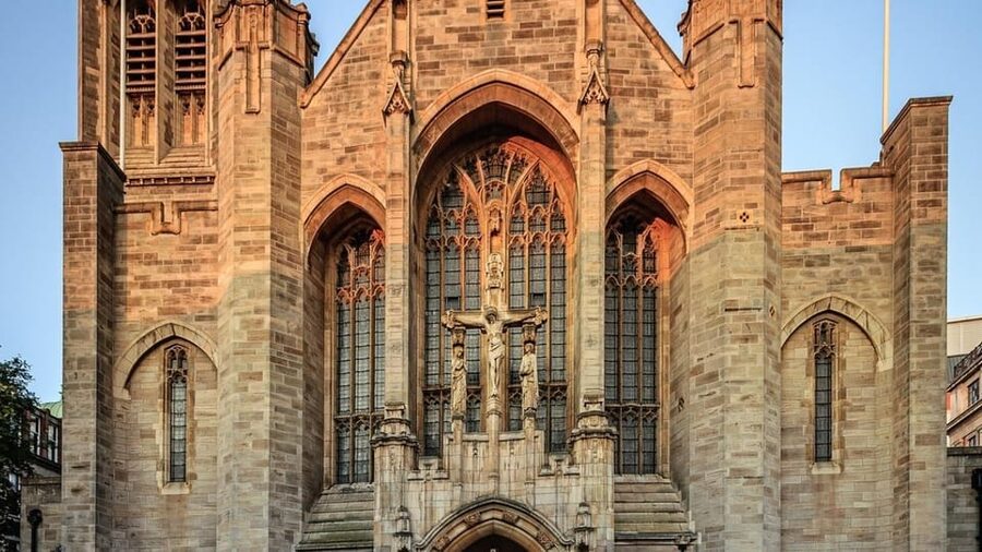 Leeds: City Walking Tour & Exploration Game - Price and team size: why $37 for up to 5 can feel fair