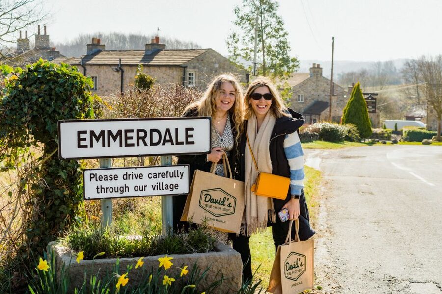 Leeds: Emmerdale Village Set Guided Tour - From Harewood House to Emmerdale Village: the 90-minute rhythm