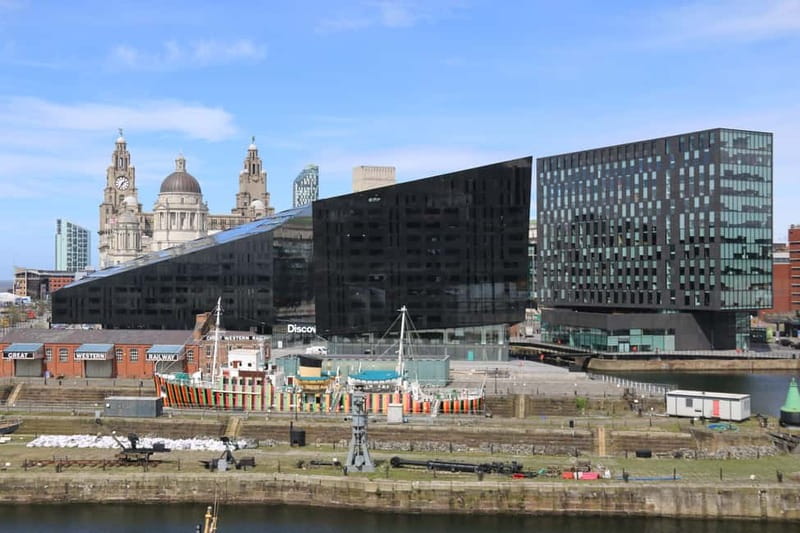 Liverpool: 1-Hour Guided Tour along the Waterfront - Meeting at the Beatles statues, and where the tour starts to click