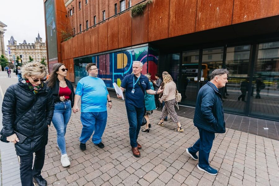 Liverpool: The Beatles and Cavern Quarter Walking Tour - Kickoff at Queen Victoria Monument, where the story gets legs