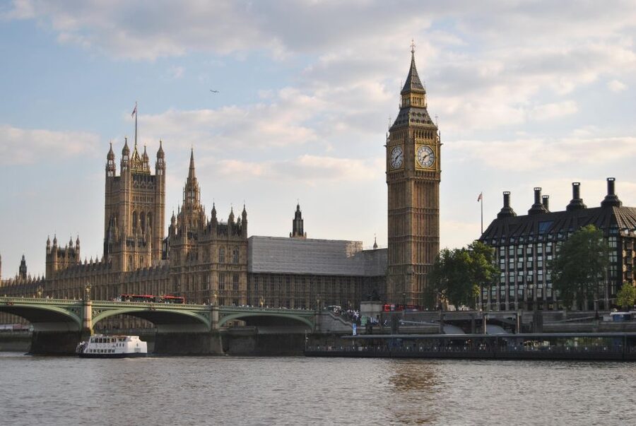 London: 3-Hours Private Walking Tour - Changing of the Guards or Buckingham Palace: catch the ceremony moment