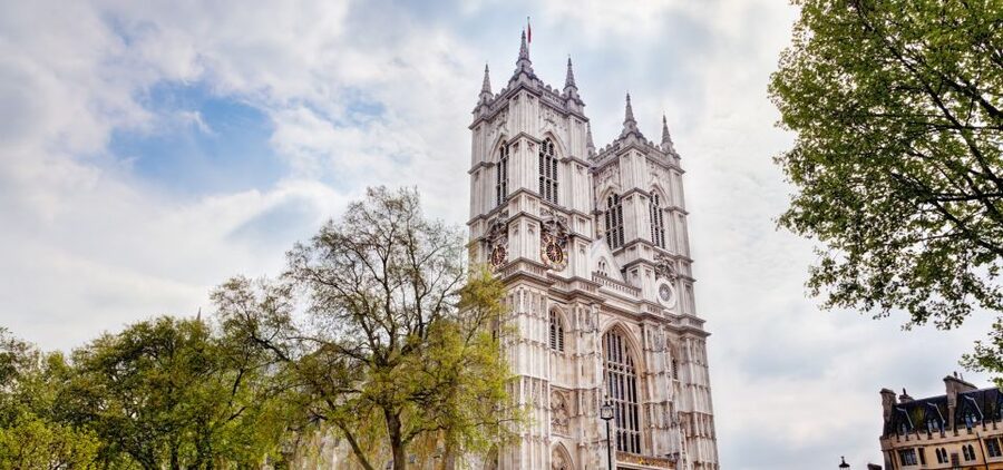 London: App-Based Walking Tour with 30 Stops - London Bridge to the Tower of London and Tower Bridge Finish
