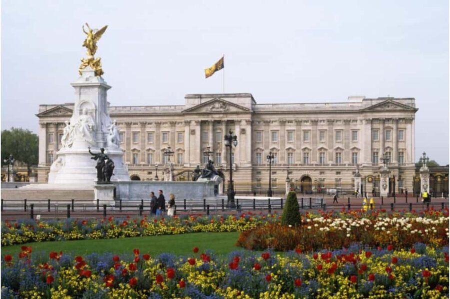 London: Buckingham Palace and Tea at The Clermont Hotel - Entering Buckingham Palace at 13:30: what the State Rooms are like