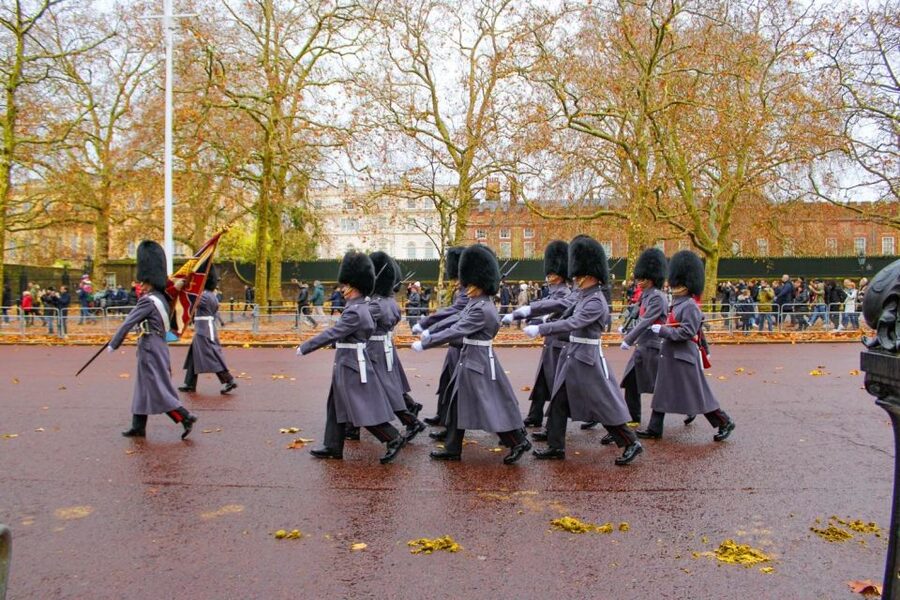 London: Buckingham Palace & Changing of the Guard Experience - Viewing spots: how guides help you see the action