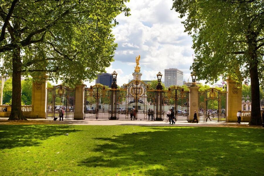 London: Buckingham Palace & Changing of the Guard Experience - Your meeting point near Green Park (and how to find it fast)