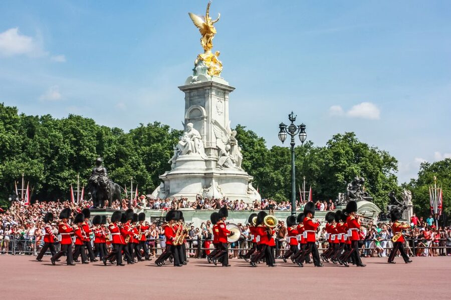 London: Buckingham Palace Entry & Changing of the Guard Tour - Foot vs Horse Guards, and Why the Schedule Can Shift