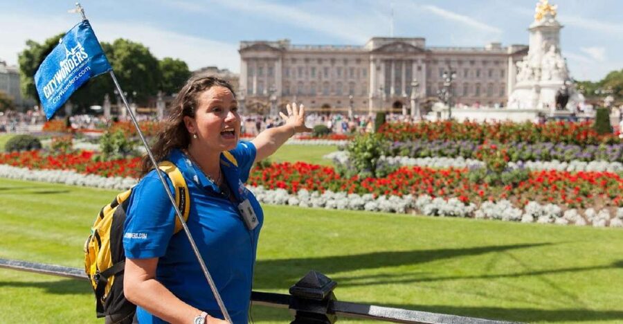 London: Buckingham Palace Entry Ticket & Royal Walking Tour - The royal walk on the Mall and St James’s Park: more than scenery