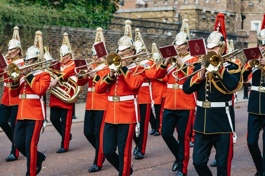 London: Changing of The Guard Tour - Edward VII to The Mall: the best way to watch a changing routine