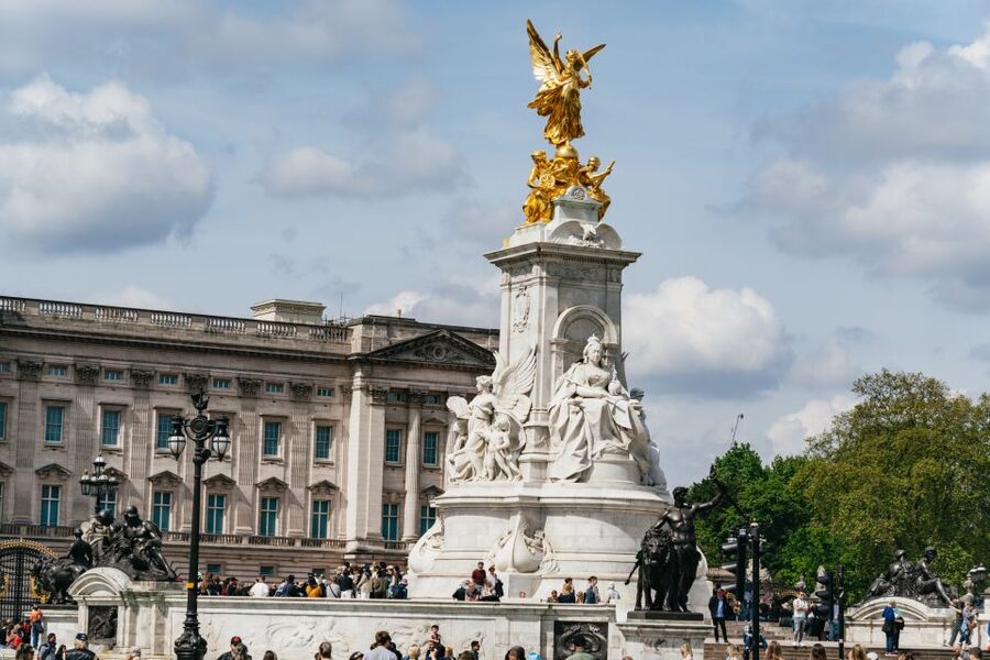 London: Changing of the Guard Tour by Buckingham Palace - When schedules change: wet change, foot guards, and Sundays