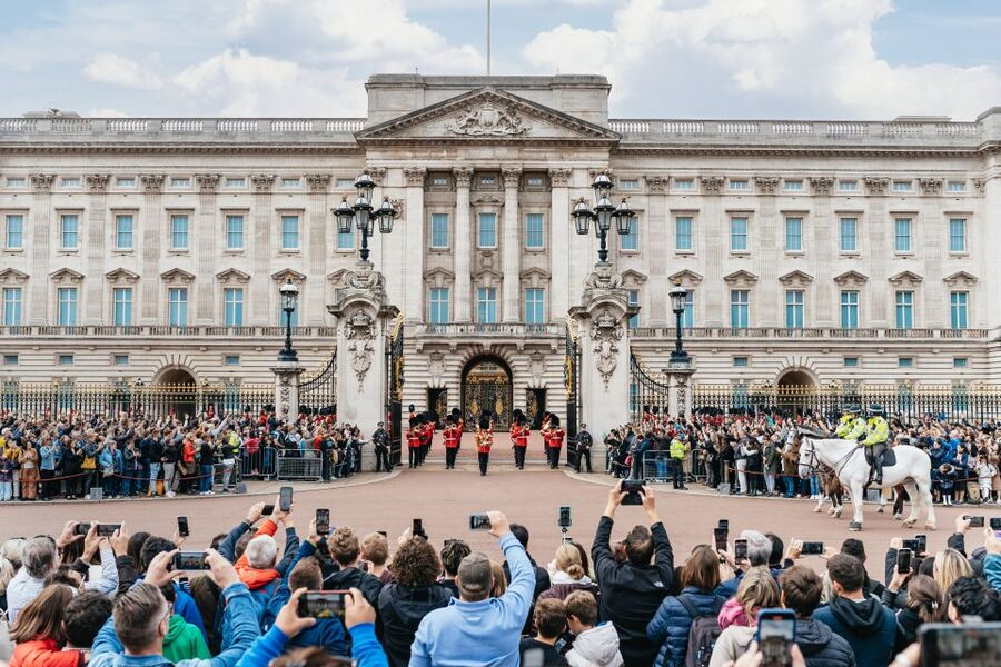 London: Changing of The Guard Tour - Where you meet at Waterloo Place, and how that sets you up