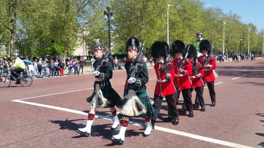 London: Changing of the Guard Walking Tour - The 105 minutes of ceremony, inspection to Old and New Guards