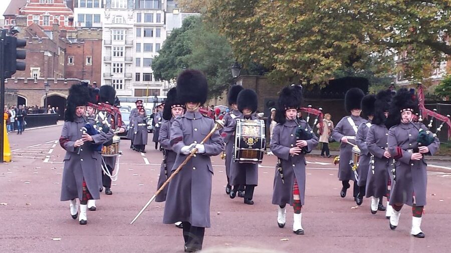 London: Changing of the Guard Walking Tour - Buckingham Palace, St James Palace, and Clarence House view stops
