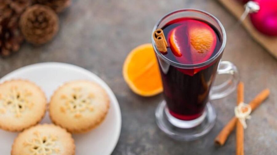 London: Christmas Lights Tour, Mince Pies, & Festive Drinks - How the singalong fits the experience (and when it won’t)