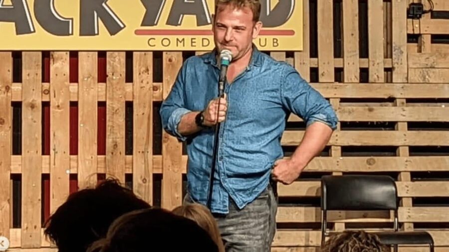 London: Friday Night at The Backyard Comedy Club - Drinks, pizza, and the social rhythm of the night