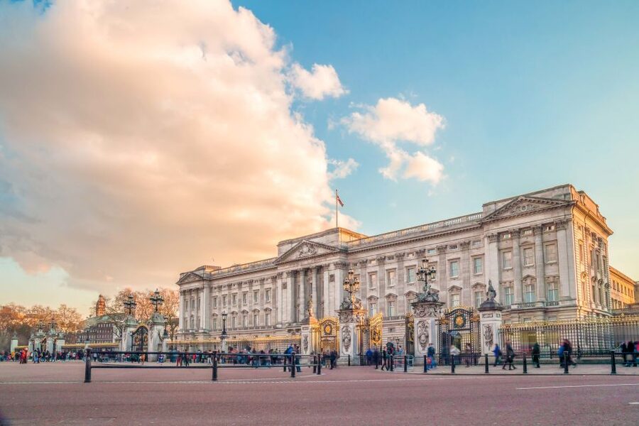 London: Full-Day Sightseeing Bus Tour with River Cruise - Tower of London and the Yeoman Warder: Big Stories, Real Expectations