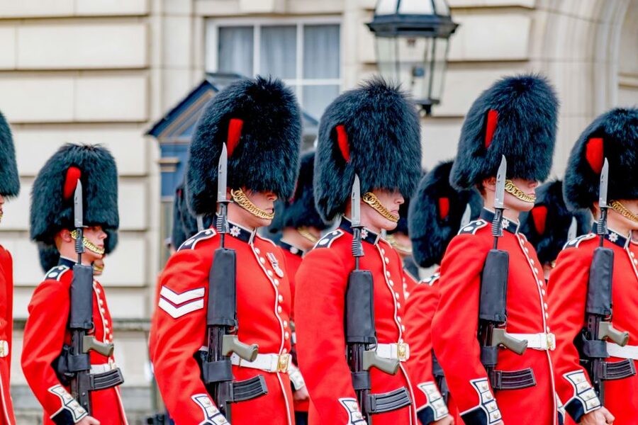 London: Full-Day Sightseeing Bus Tour with River Cruise - Buckingham Palace and Guard Change Day Dreams