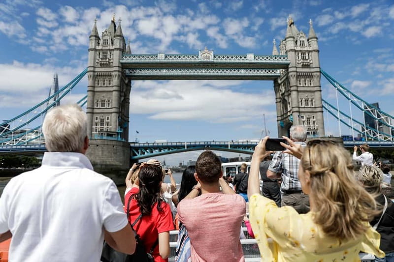 London: Fully Flexible River Thames Sightseeing Pass - Dave-style commentary, English live most of the time, app backup for the rest