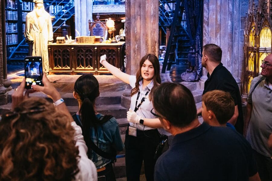 London: Fully-Guided Making of Harry Potter Tour - Meeting at Euston War Memorial and Getting There Smoothly