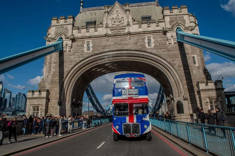 London: Great British Afternoon Tea Bus Tour - Trafalgar Square to Piccadilly Circus: your “wrap it up” moment
