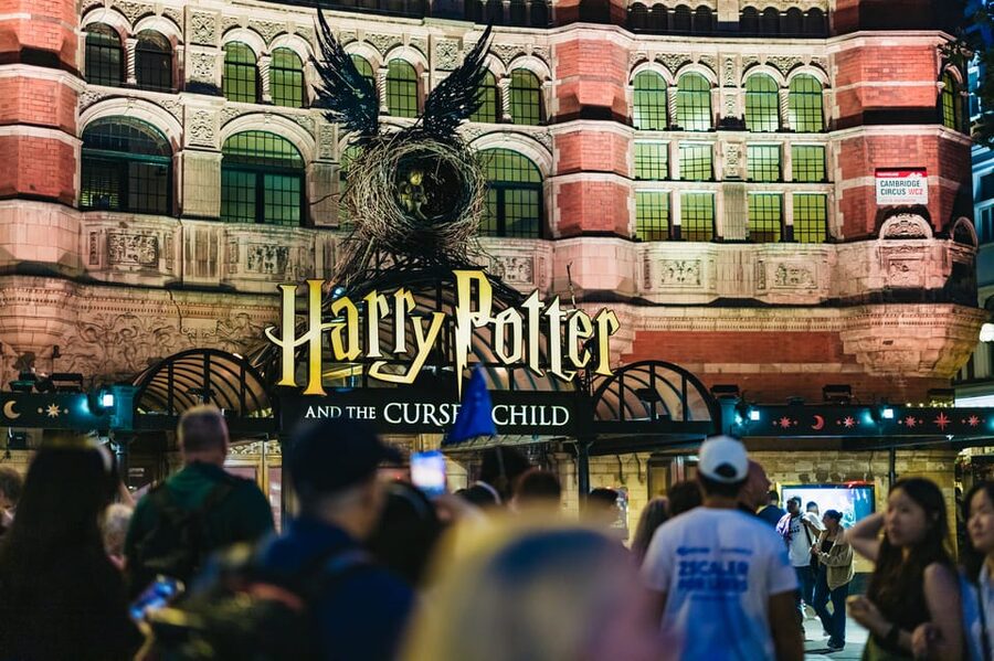 London: Harry Potter Walking Tour in German - Golden Hinde, Winchester Palace, and Clink Prison Museum, story stops with real-world grit