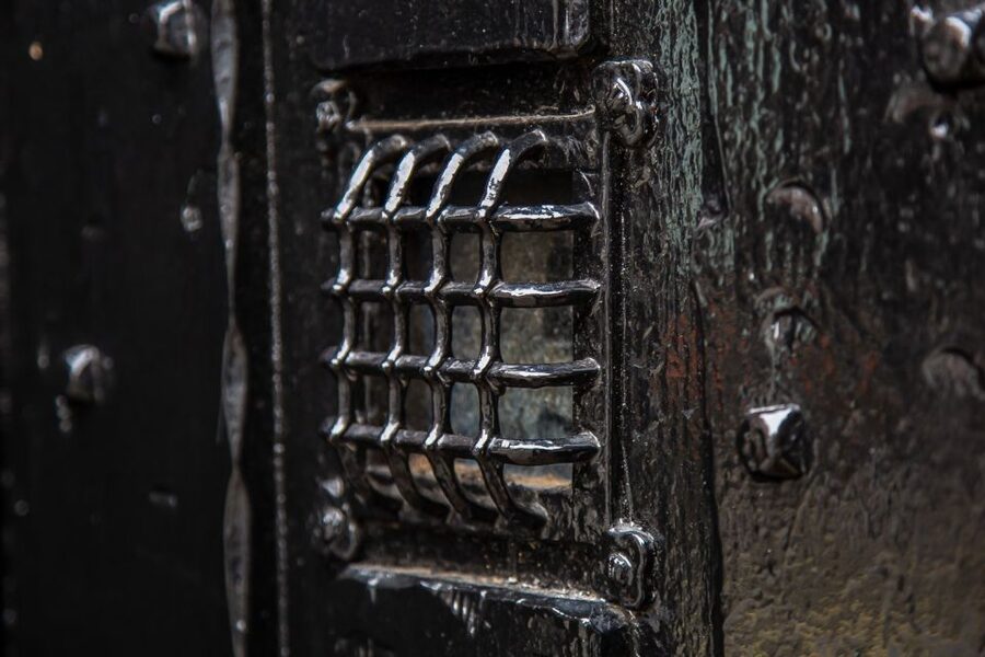 London: Jack The Ripper and Sherlock Holmes Bus Tour - Westminster Abbey legends, Charles I, and why this area feels haunted