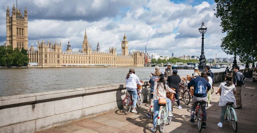 London: Landmarks & Secrets Bike Tour with Pub & Street Art - Big Ben, Westminster Abbey, Trafalgar Square, and the art of timed photo breaks