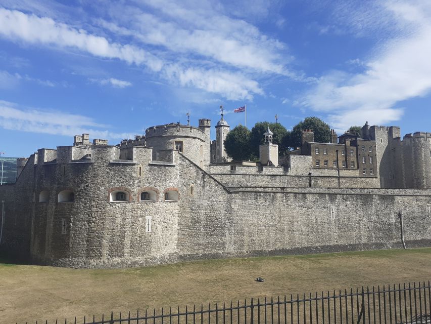 London: Medieval History Walking Tour from The Tower - Borough Market, Southwark Cathedral, and the Golden Hinde