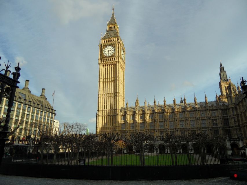 London: Private Walking Sightseeing Tour - St. James’s Park: the calm break between big monuments