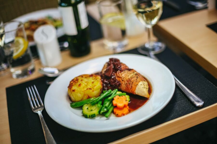 London: River Thames Dinner Cruise - Should you book the London Thames Dinner Cruise?