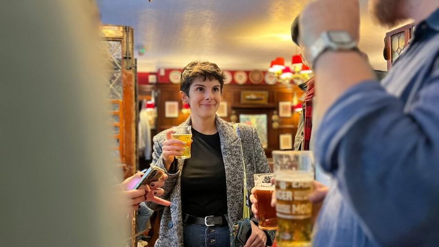 London: Royal Historic Pubs Walking Tour - Starting at Piccadilly Circus and walking into the Buckingham Palace area