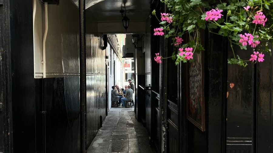 London: Royal Historic Pubs Walking Tour - Churchill’s house stop: why the WW2 stories land better in person
