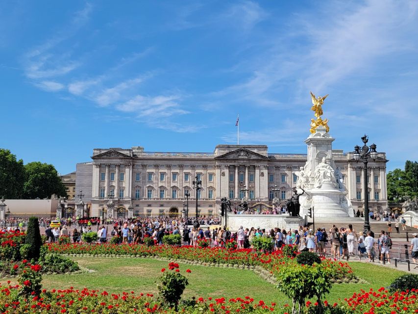 London: Royal Walking Tour and Buckingham Palace Audio Tour - Clarence House and the Victoria Memorial Photo Moment