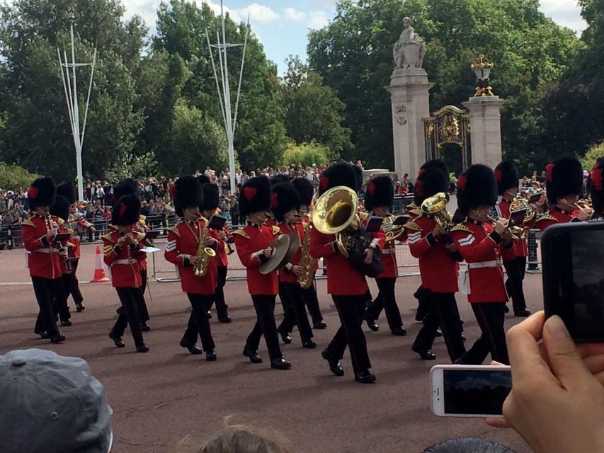 London: Royalty Walking Tour with Changing of The Guard - Westminster Abbey: a strong finish for first-time London visitors