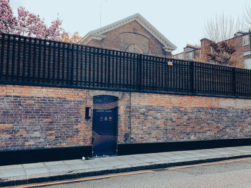 London: Secrets of Freddie Mercury Tour with a Cocktail - From major concert venues to the studios behind the hits