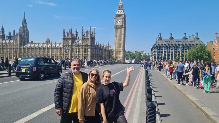 London: Sightseeing Black Cab Tour with Hotel Pickup - Your guide and the photo advantage, how the tour feels personal