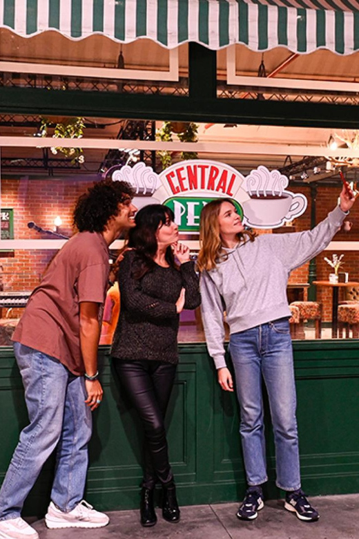 London: The FRIENDS™ Experience Entry Ticket - Rachel, Monica, and the purple door plus extra scene props