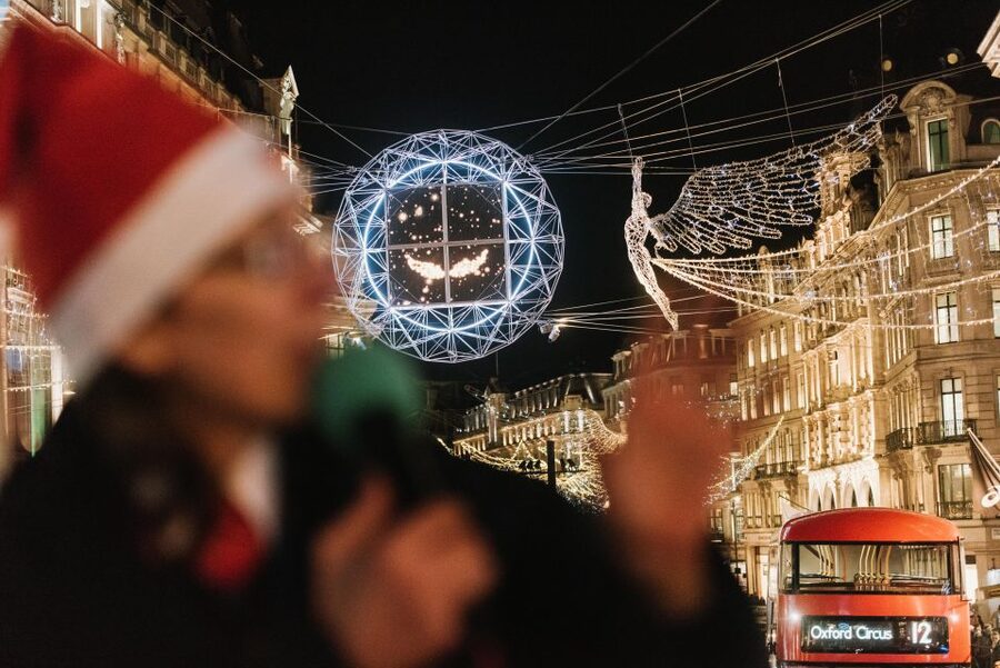 London: Tootbus Christmas Lights Tour incl walking tours - Live Guide vs. Audioguides: How to Get the Best Audio