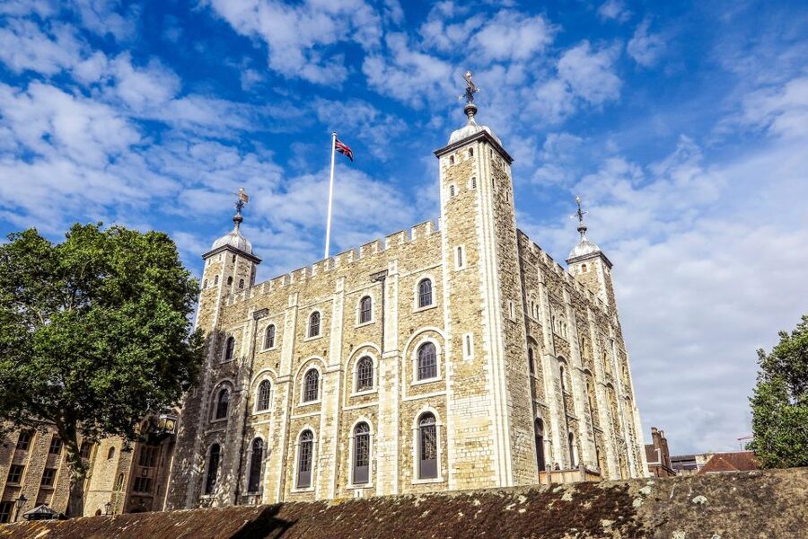 London: VIP Tower of London & Tower Bridge Early-Access Tour - Walking from the Tower to Tower Bridge: keep your energy for the bridge finale