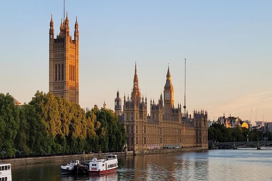 London Westminster Abbey French Tour with Fast-Track Tickets - Big Ben and the Houses of Parliament: seeing power in motion