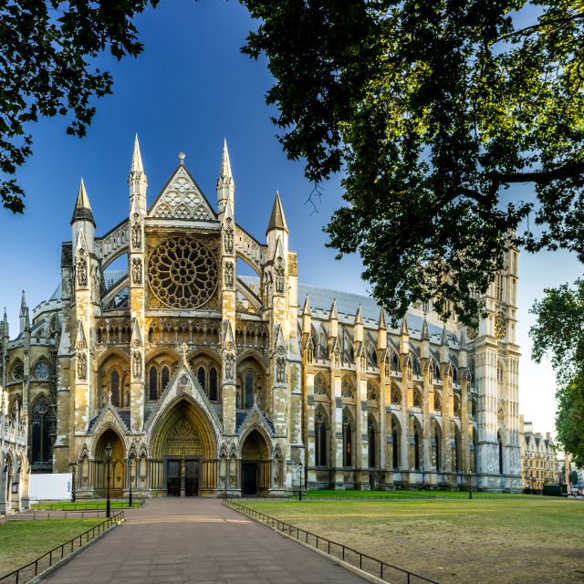 London: Westminster Abbey Skip-the-line Entry & Guided Tour - Buckingham Palace gates and Royal Guard moments, plus St James’s Park perimeter